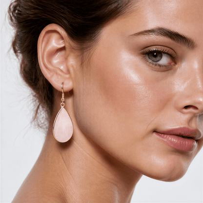 Roze edelstenen oorbellen met rozenkwarts en goud edelstaal op model | Big Teardrop Rose Quartz Gold