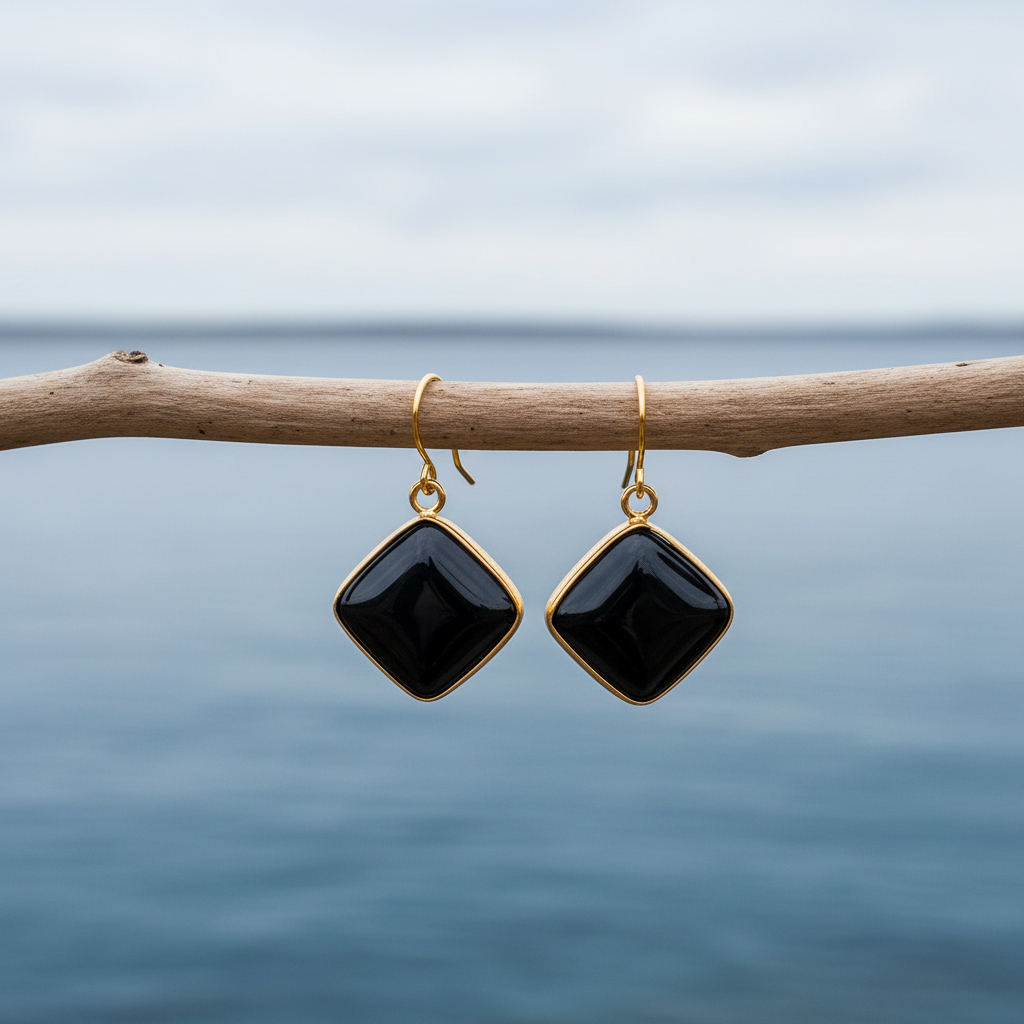 Zwarte dekstenen oorbellen met goud edelstaal hangend aan takje| Blacke Agate Gold Square