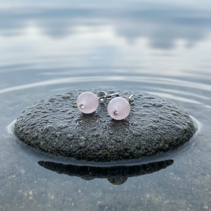 Roze edelstenen oorbellen met rozenkwart, roze edelstenen oorknopjes  liggend op steen| Bling Roze Quartz