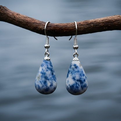Blauwe edelstenen oorbellen met jaspis en sterling zilver (925) hangend aan takje boven water | Blue Spot Big Drop