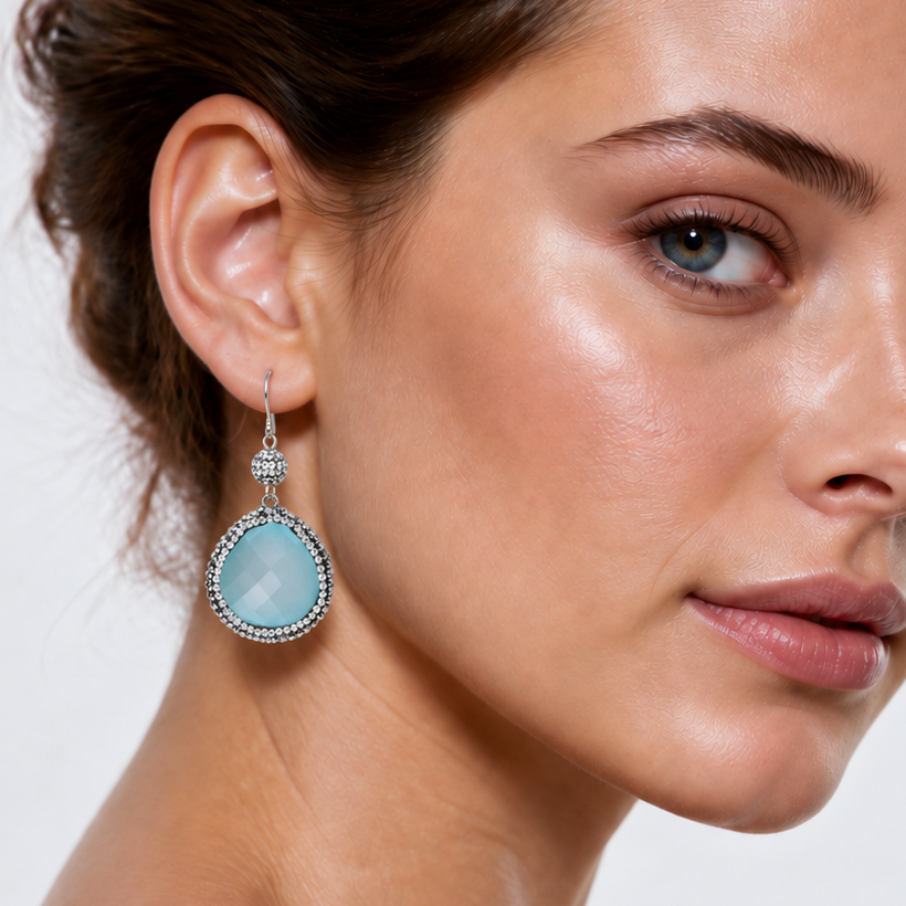 Licht blauwe edelstenen oorbellen met kattenoog, stras steentjes en sterling zilver (925) op model | Bright Blue Cat’s Eye
