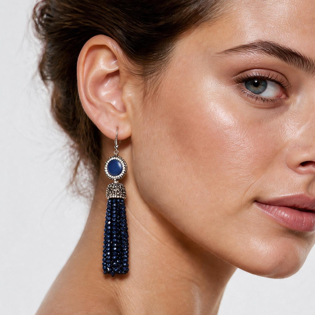 Lange blauwe edelstenen oorbellen met lapis lazuli, stras steentjes, sterling zilver (925) en kwastje op model | Bright Lapis Lazuli Tassel