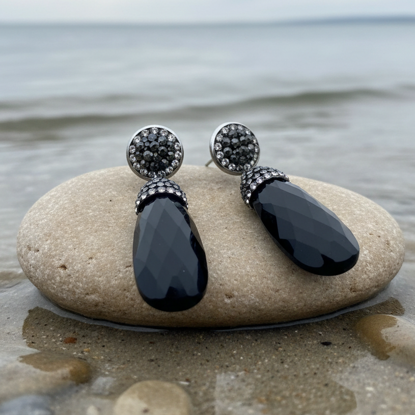 Bright Long Black Agate oorbellen op steen