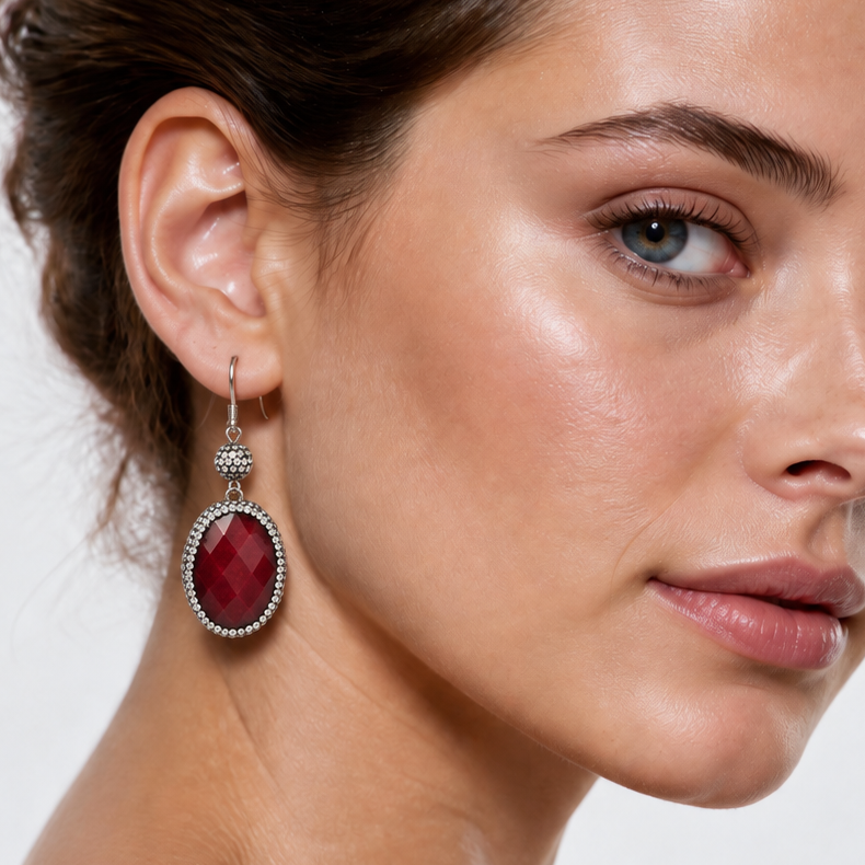 Rode edelstenen oorbellen met jade, stras steentjes en sterling zilver (925) op model | Bright Red Jade Oval