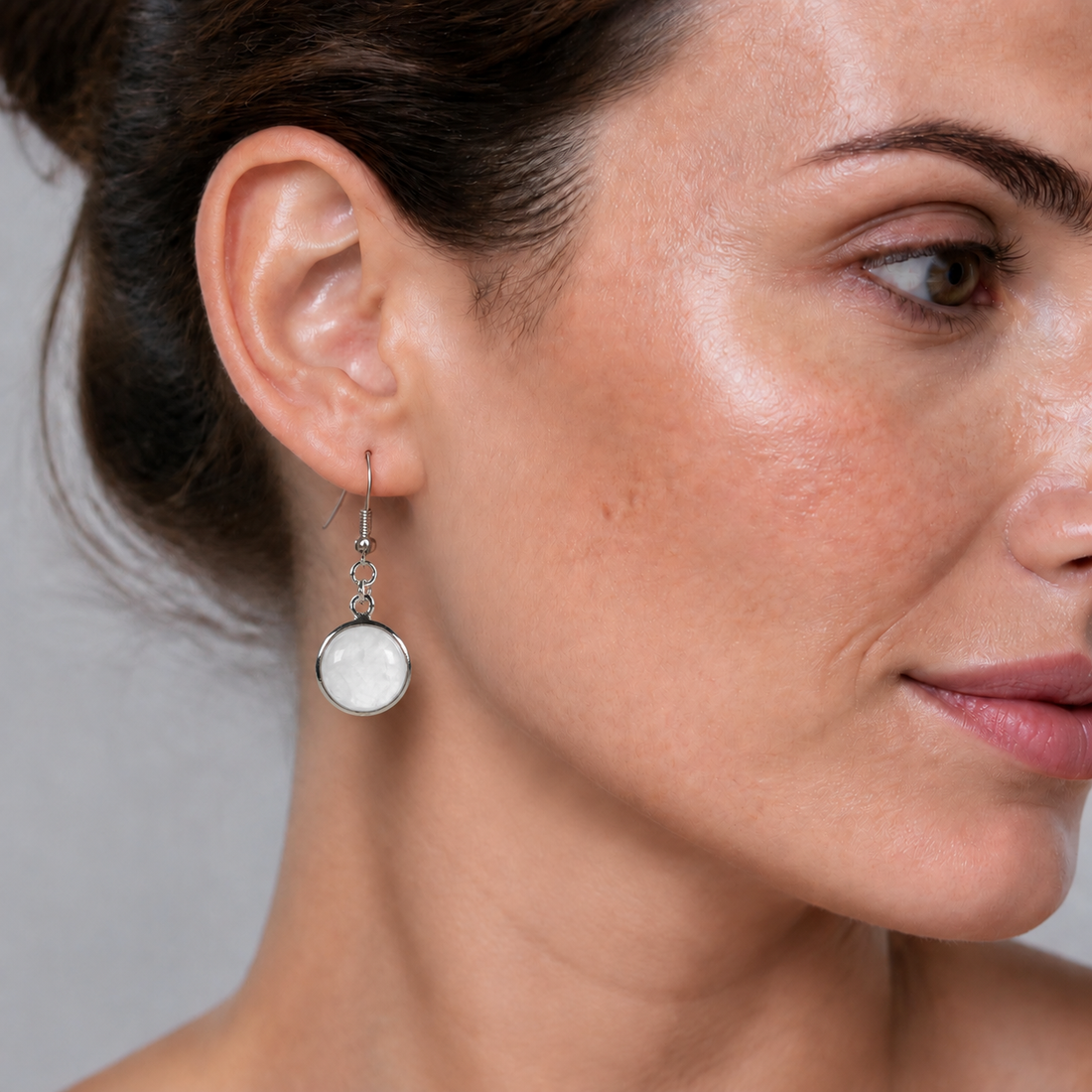 Edelstenen oorbellen met rond bergkristal en sterling zilver (925) op model | Clear Quartz Round