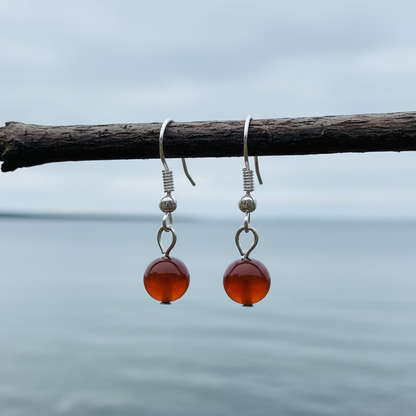 Oranje rode edelstenen oorbellen met carneool en sterling zilver (925) hangend aan takje | Dangling Carnelian