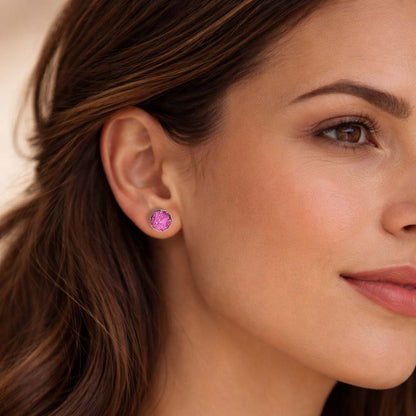 Edelstenen oorknoppen met roze druzy agaat en goud vooraanzicht op model | Druzy Gold Fuchsia