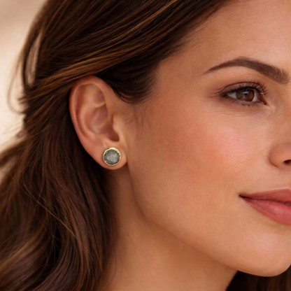 Edelstenen oorbellen met grijze druzy agaat en goud gedragen door model | Druzy Gold Grey