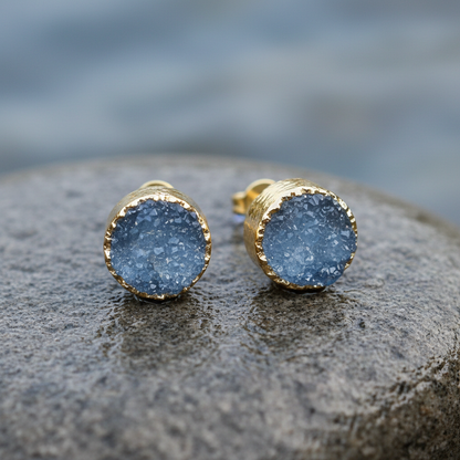 Blauwe druzy agaat oorbellen met goud, edelstenen oorstekers, close up liggend op steen | Druzy Gold Royal Blue