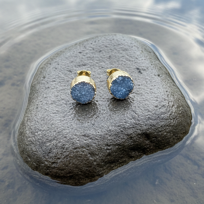 Blauwe druzy agaat oorbellen met goud, edelstenen oorstekers, liggend op steen | Druzy Gold Royal Blue