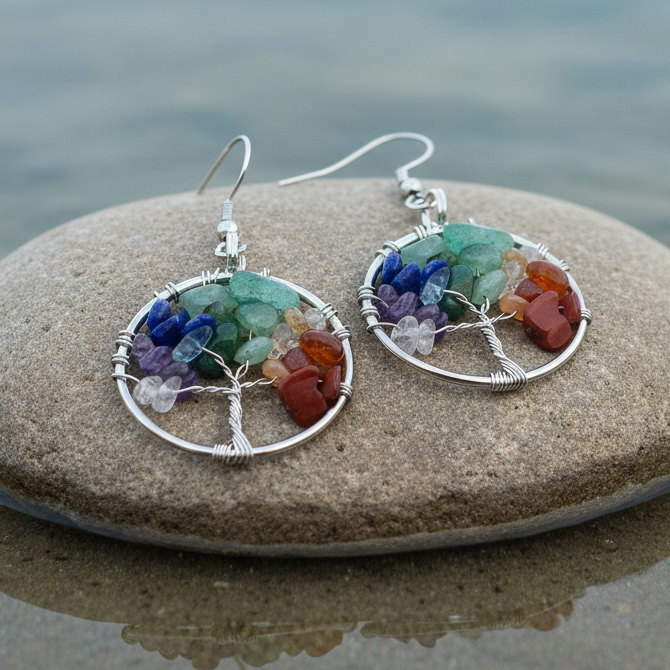 Edelstenen oorbellen met levensboom liggend op steen | Gemstone Tree of Life