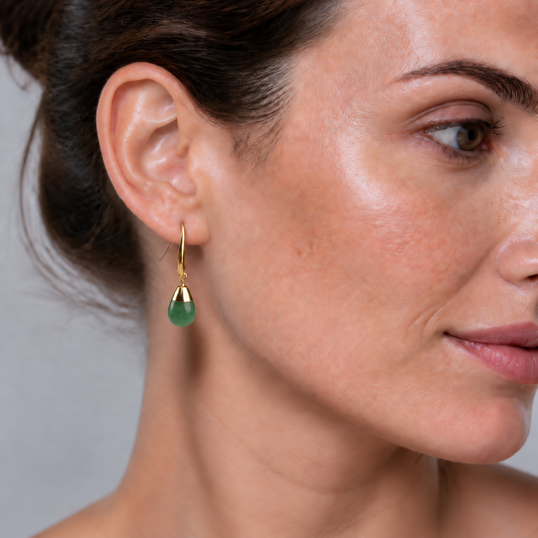 Groene edelstenen oorbellen met aventurien op model | Gold Dip Green Aventurine Small