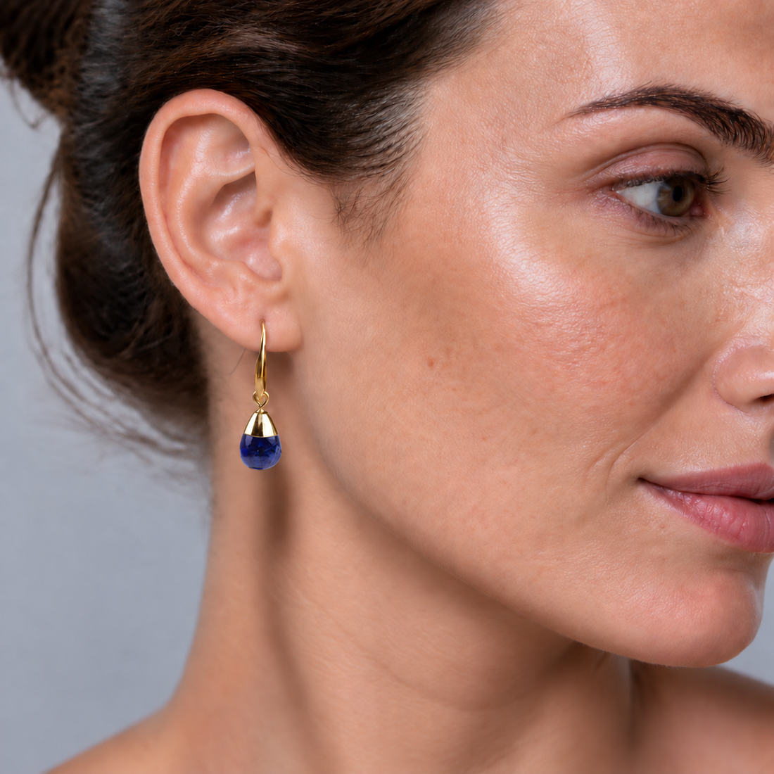 Blauw edelstenen oorbellen met lapis lazuli op model | Gold Dip Lapis Lazuli Small