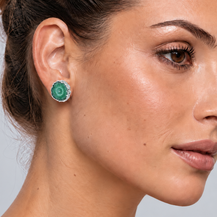 Groene edelstenen oorbellen met kwarts  en zilver edelstaal gedragen door model | Iris groen