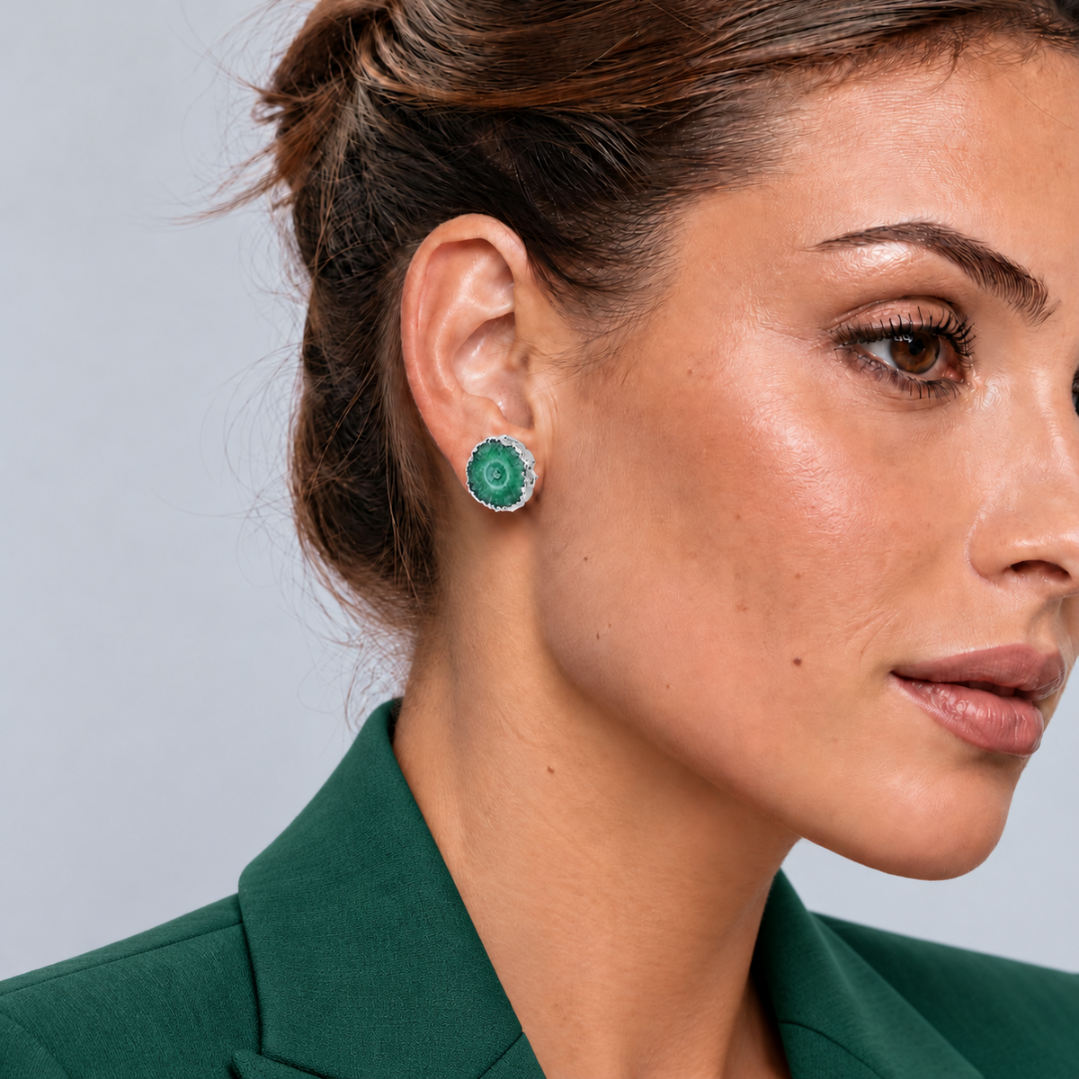 Groene edelstenen oorbellen met kwarts  en zilver edelstaal gedragen door model met groen colbert | Iris groen