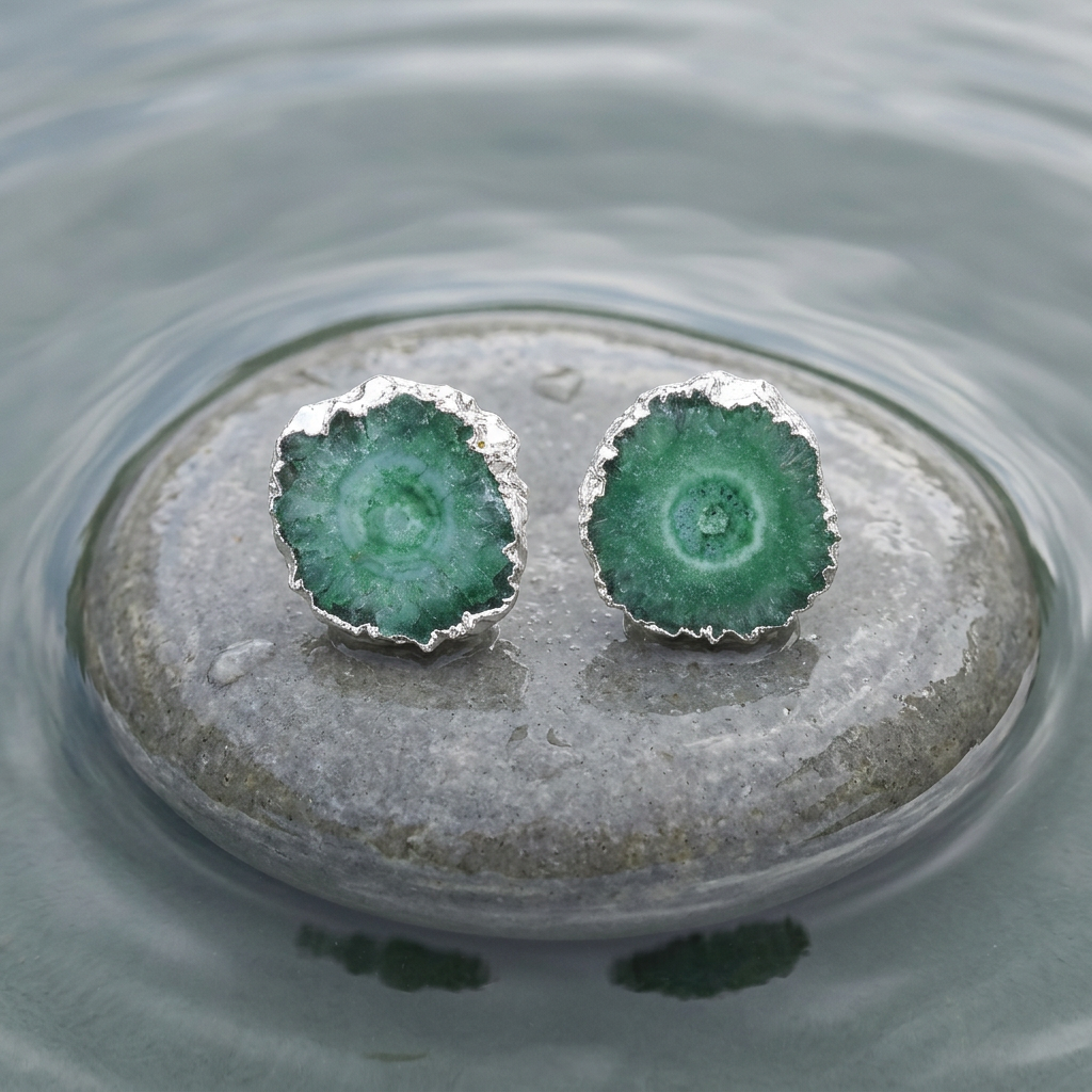Groene edelstenen oorbellen met kwarts  en zilver edelstaal liggend op steen in water | Iris groen