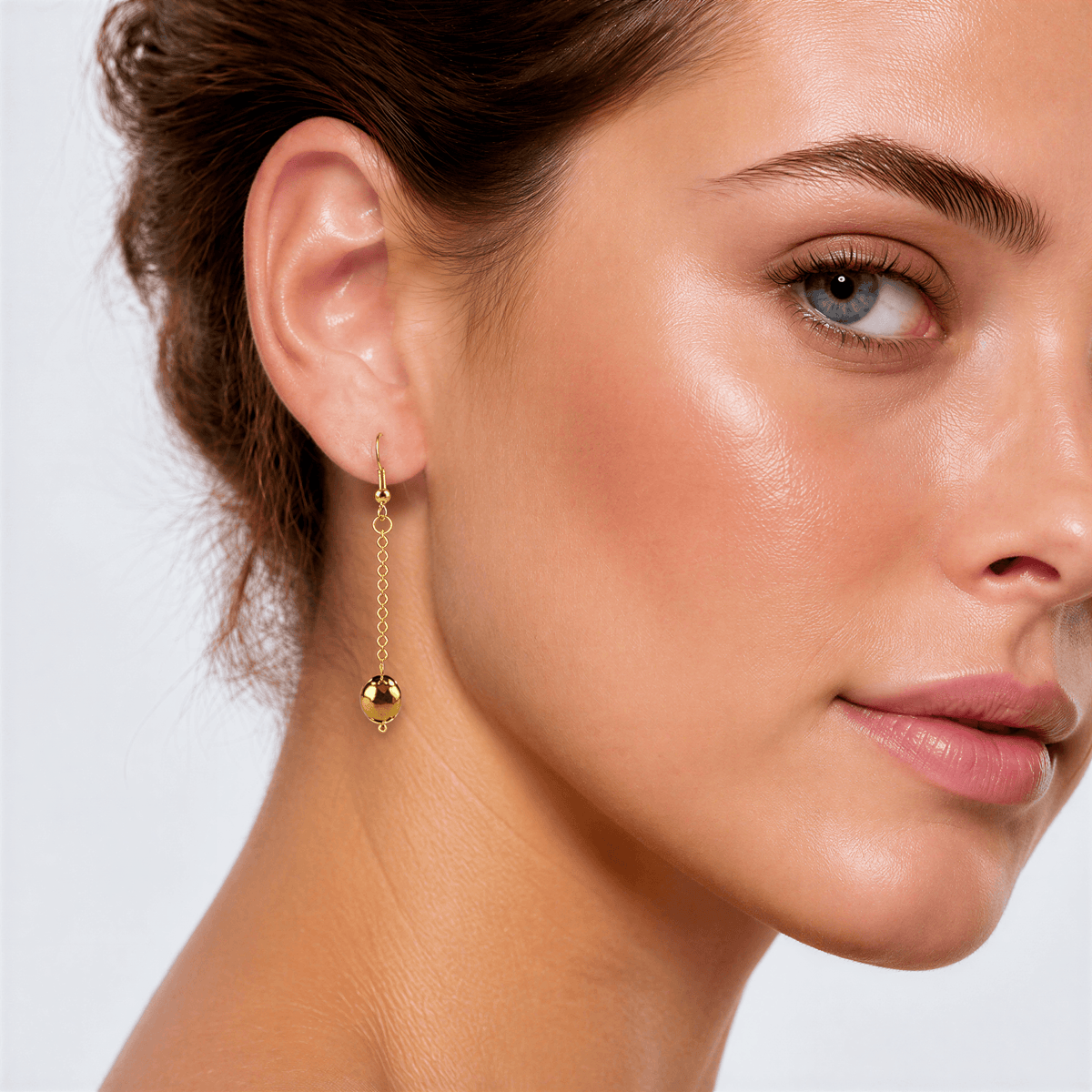 Lange edelstenen oorbellen met goud hematiet en goud edelstaal gedarge door model | Long Dangling Gold Hematite
