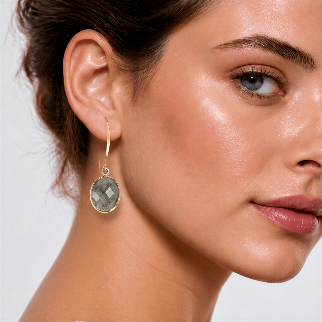 Lange labradoriet oorbellen met goud gedragen door model | Long Labradorite Gold
