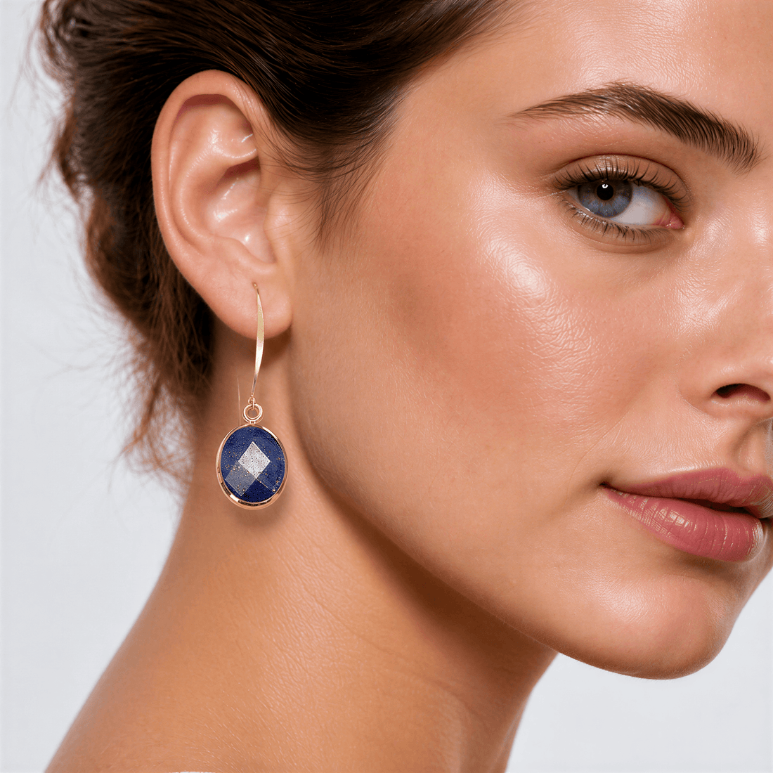 Lange blauwe edelstenen oorbellen met lapis lazuli en goud gedragen door model | Long Lapis Lazuli Gold
