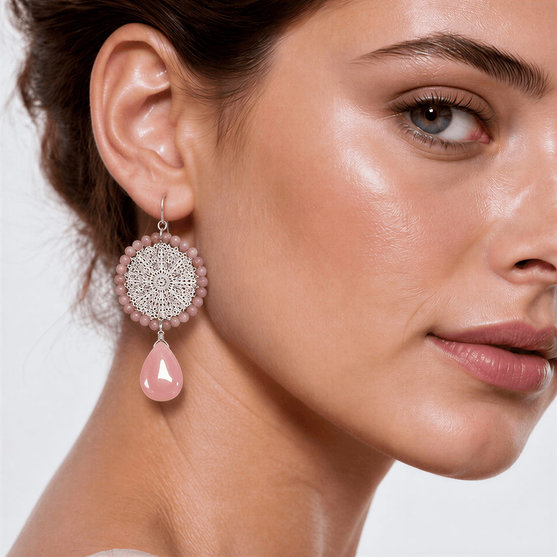 Edelstenen oorbellen met kwarts in Bohemian stijl gedragen door model | Naomi