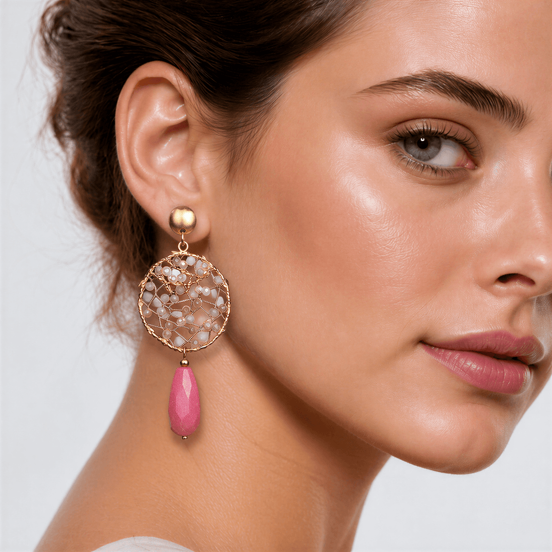 Edelstenen oorbellen met kersenkwarts in Bohemian stijl gedragen door model | Natasja