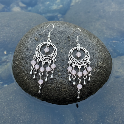 Roze edelstenen oorbellen met rozenkwarts en sterling zilver (925), Rozenkwarts oorbellen met sterling zilver (925) liggend op steen in water | Oriental Rose Quartz