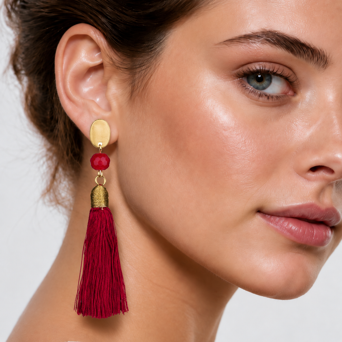 Lange edelstenen oorbellen met rode agaat en rood kwastje op model | Red Agate Red Tassel