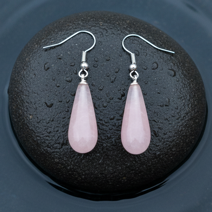 Roze edelstenen oorbellen met rozenkwarts in lange druppel vorm en sterling zilver (925) liggend op steen in water | Rosé Quartz Long Drop