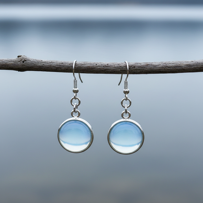 Licht blauwe edelstenen oorbellen met opaal en sterling zilver (925) hangend aan takje, vooraanzicht | Sea Opal Round