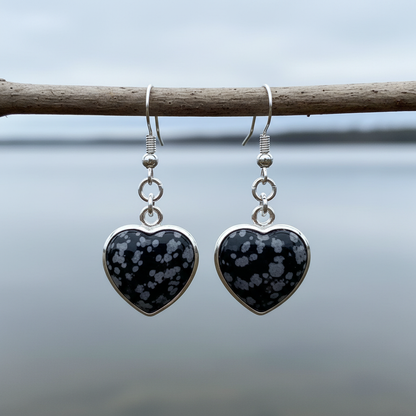 Grijze edelstenen oorbellen met sterling zilver (925) en sneeuw obsidiaan hangend aan takje | Snowflake Obsidian Silver Heart