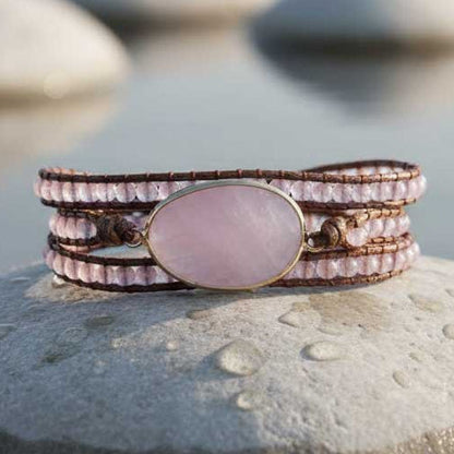 Roze edelstenen wikkelarmband met rozenkwarts liggend op steen | Wrap Rose Quartz 3 Rows