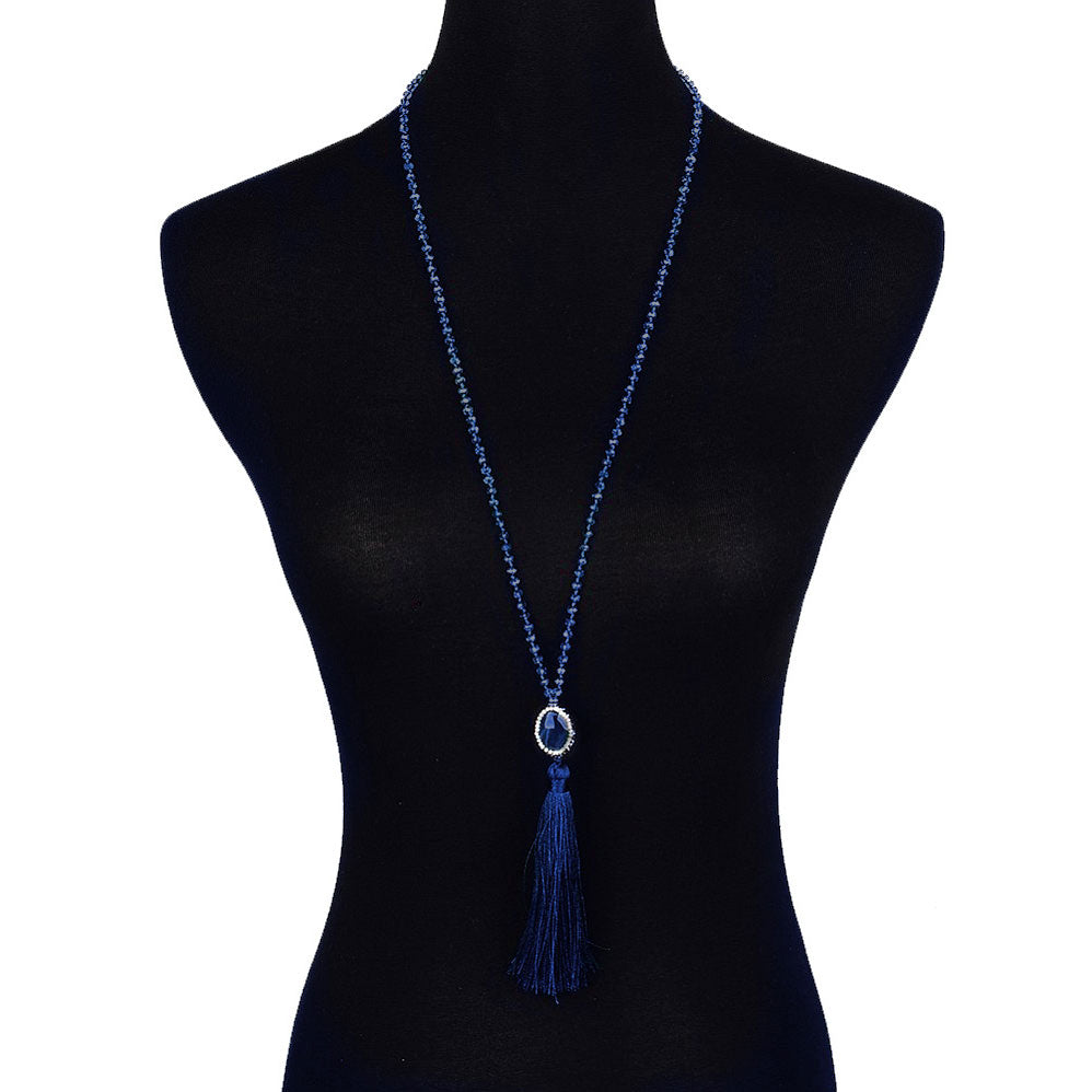 Lange blauwe handgeknoopte edelstenen ketting met lapis lazuli, stras steentjes en kwastje op buste | Bright Lapis Lazuli Tassel