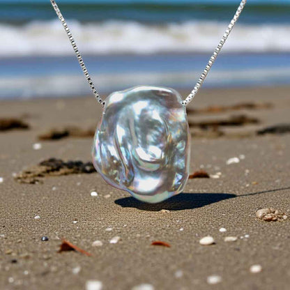 Grijze parelketting met achtergrond strand | Gina