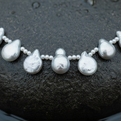 Zoetwater parelketting met grijze parels liggend op steen in water close up | Little Grey Coin