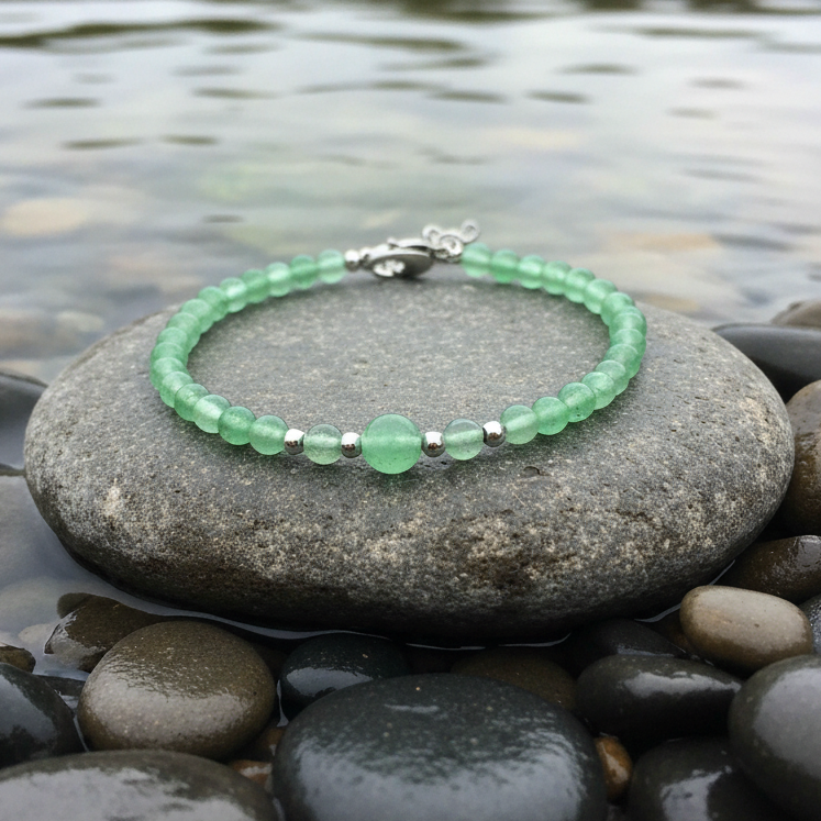 Groen edelstenen armband liggend op steen in water | Little Green Aventurine