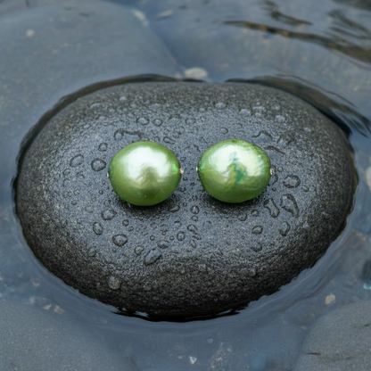 Groene zoetwater parel oorknoppen met sterling zilver (925) liggend op steen in water | Little Bling Bold Green Pearl