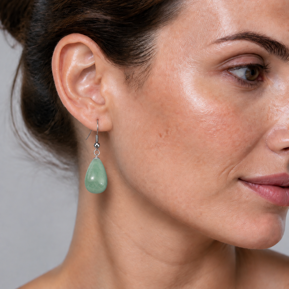 Groene edelstenen oorbellen met aventurien en sterling zilver op model | Green Aventurien Big Drop