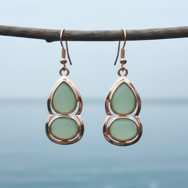 Groen edelstenen oorbellen met aventurien en rosé goud hangend aan takje | Green Aventurine Gold