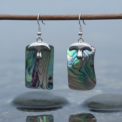 Parelmoeren oorbellen met abaloon met sterling zilver 925 hangend aan takje boven water | Shell Peacock