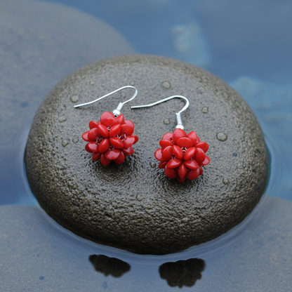 Koralen oorbellen met rood koralen bal en sterling zilver 925 liggend op steen | Coral Ball Chip