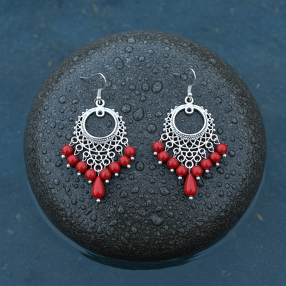 Rood koralen oorbellen met sterling zilver 925 liggend op steen | Coral Gipsy