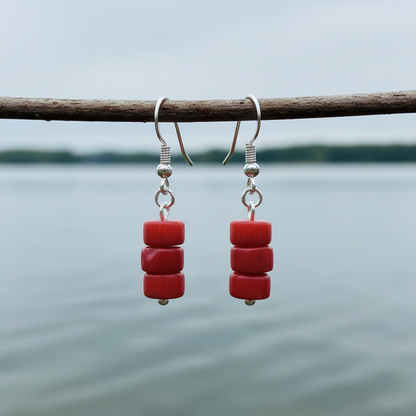 Rood koralen oorbellen met sterling zilver 925 hangend aan takje boven water | Little Coral Snake