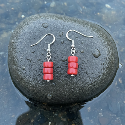 Rood koralen oorbellen met sterling zilver 925 ;iggend op steen in water | Little Coral Snake