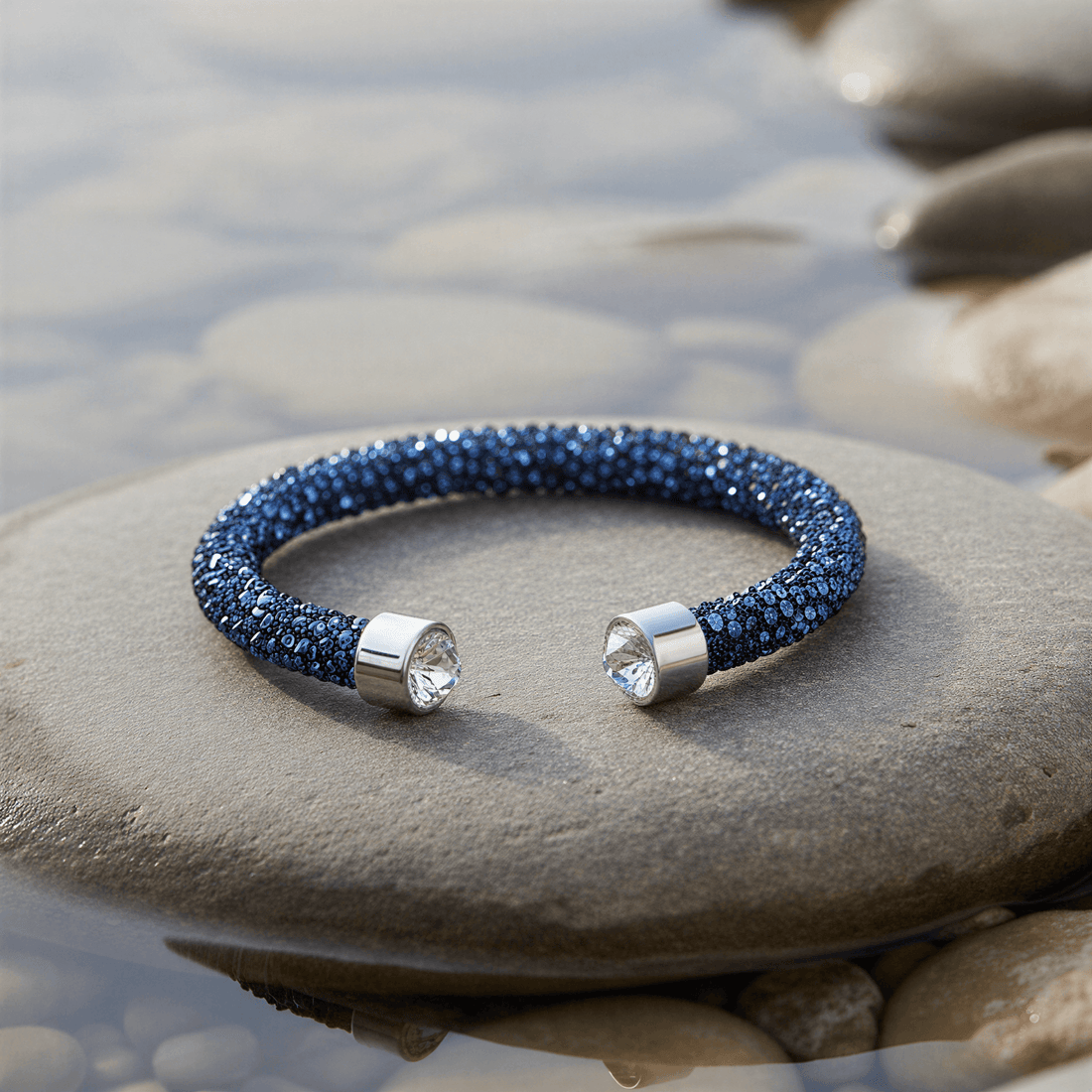 Kristallen armband met blauwe kristallen liggend op steen | Stardust Blue