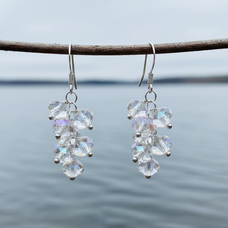 Kristallen oorbellen met trosje helder kristal en sterling zilver 925 hangend aan takje boven water | White Crystal