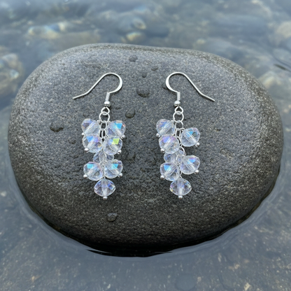 Kristallen oorbellen met trosje helder kristal en sterling zilver 925 liggend op steen in water | White Crystal