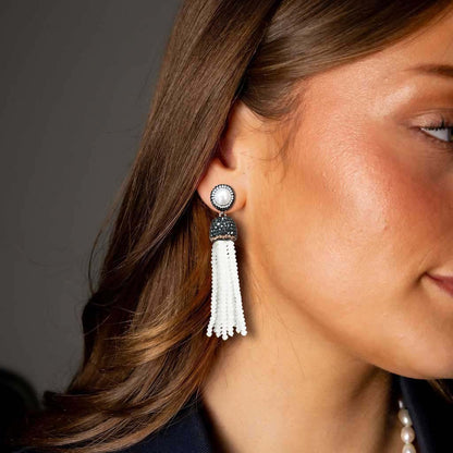 Lange witte zoetwater parel oorbellen met zwarte en gouden stras steentjes en wit kristallen kwastje op model | Bright Pearl White Crystal Tassel Gold