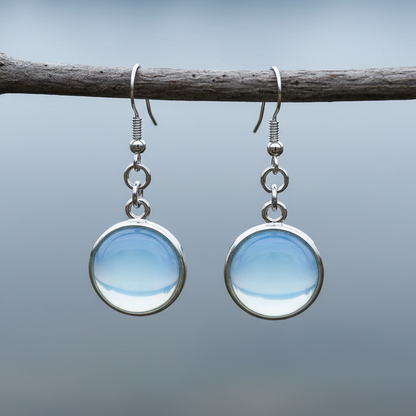 Licht blauwe edelstenen oorbellen met opaal en sterling zilver (925) hangend aan takje, vooraanzicht | Sea Opal Round