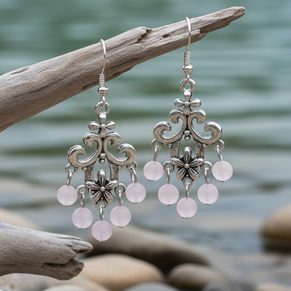 Lange licht roze edelstenen oorbellen met rozenkwarts en sterling zilver (925) hangend aan tak boven water | Chandelier Frozen Rosé Quartz