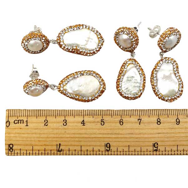 Witte zoetwater parel oorbellen met gouden stras stenen, oorknoppen, maat indicatie | Bright Double Gold Teardrop